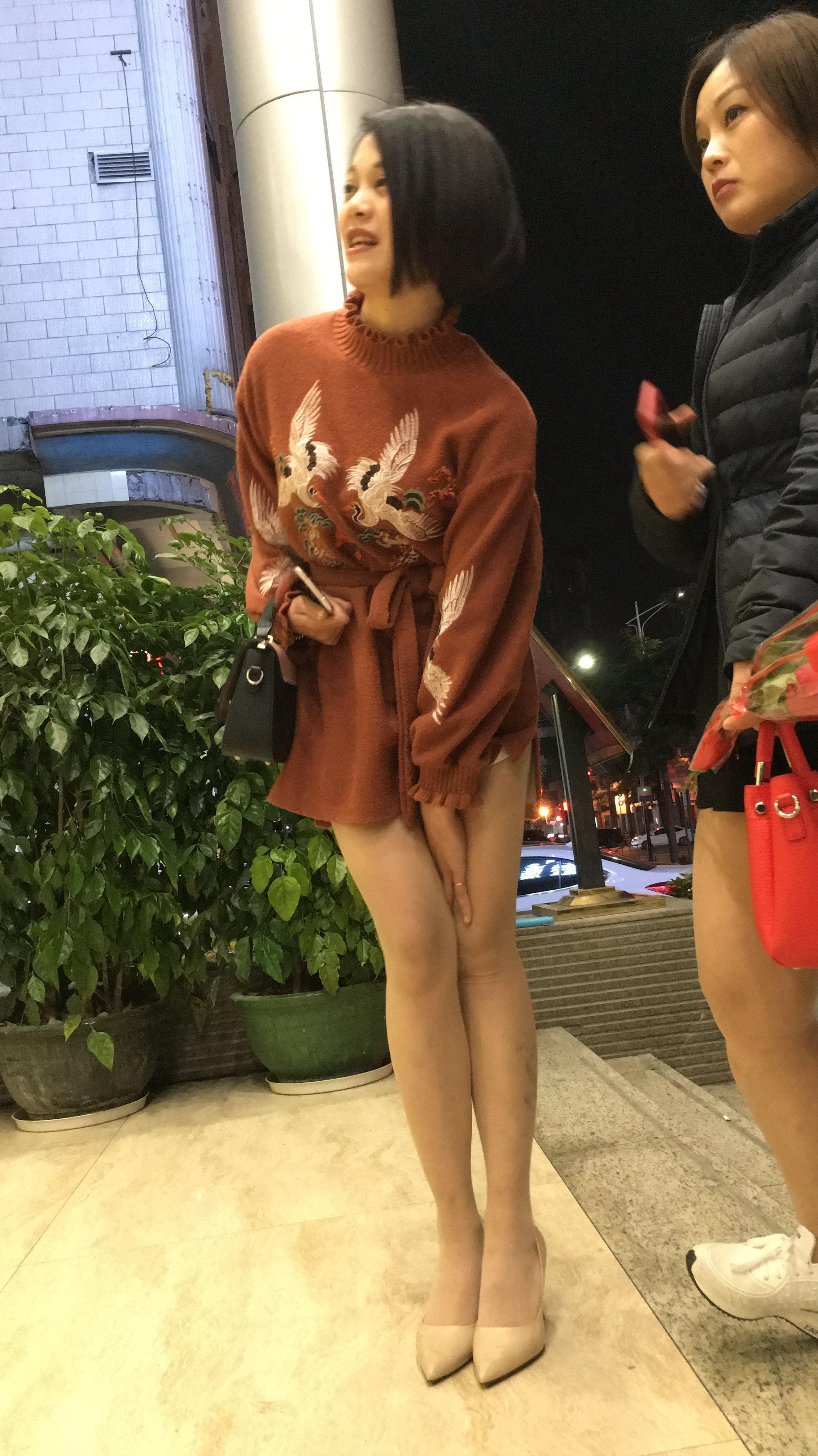 降温了，记得加件外套哦，别冻感冒了大长腿﻿丝袜穿搭 ​​​