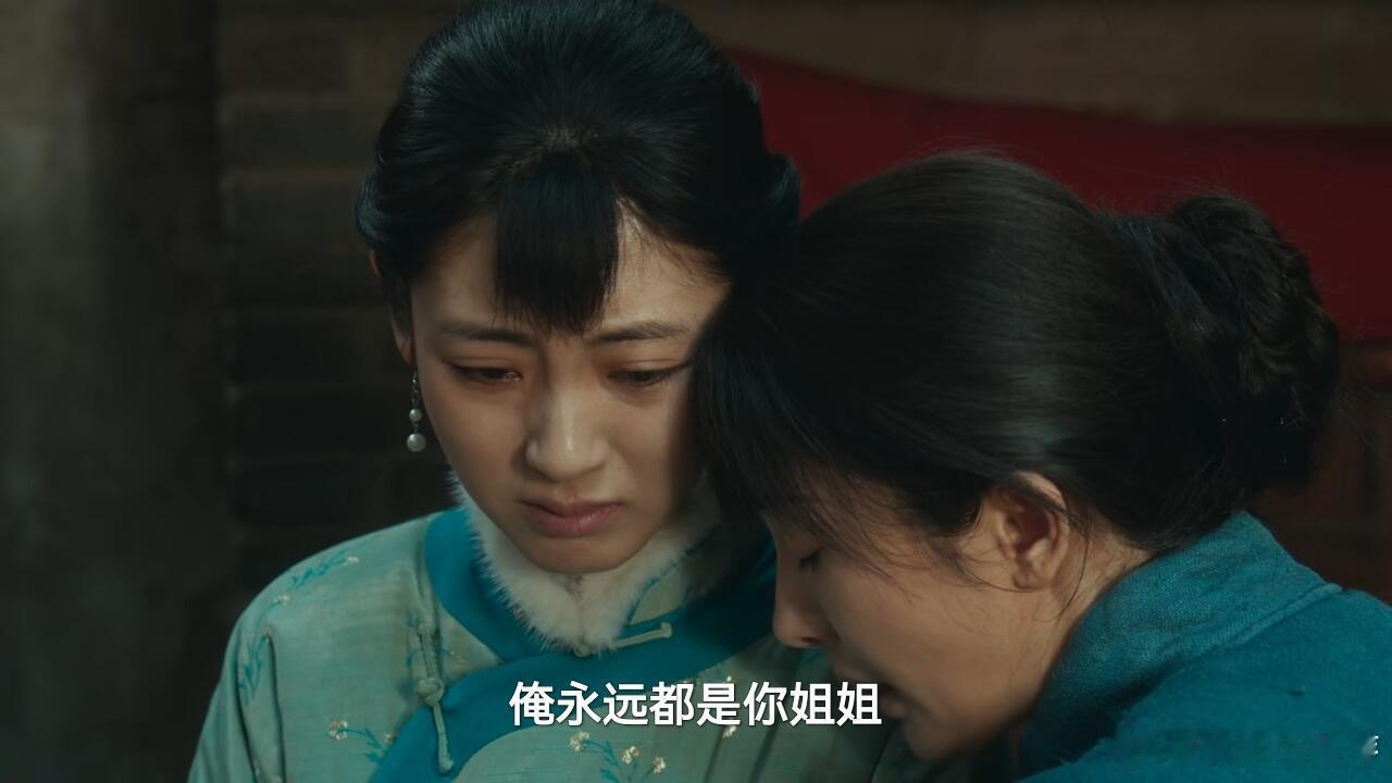 看《生万物》，瞧见费嫂子抱着红斗篷，就知道苏苏远比绣绣凄惨。苏苏每次外出，不论回