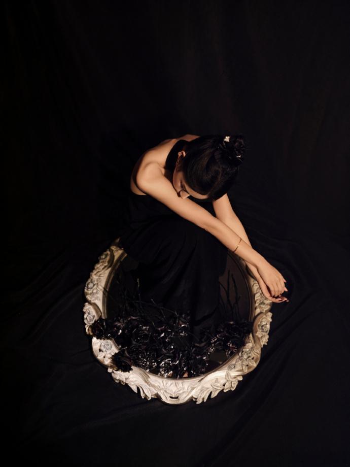 #周也黑玫瑰镜影大片##周也黑色长裙look#周也黑玫瑰大片曝光，黑色长裙彰显她