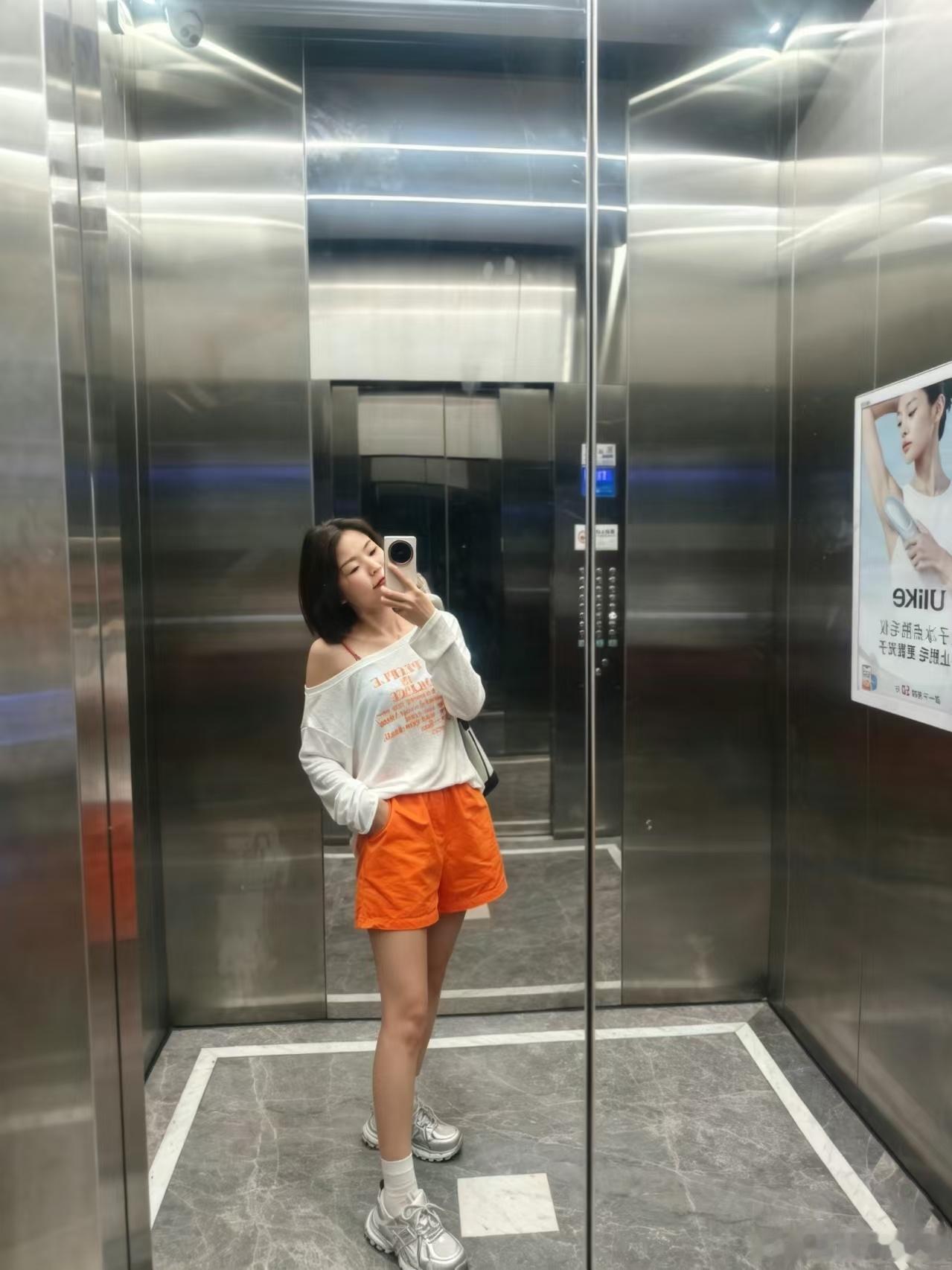 早上好~今天有点热辣哦，难怪总说女孩子打扮一下心情都会变好，今天的心情美丽值10