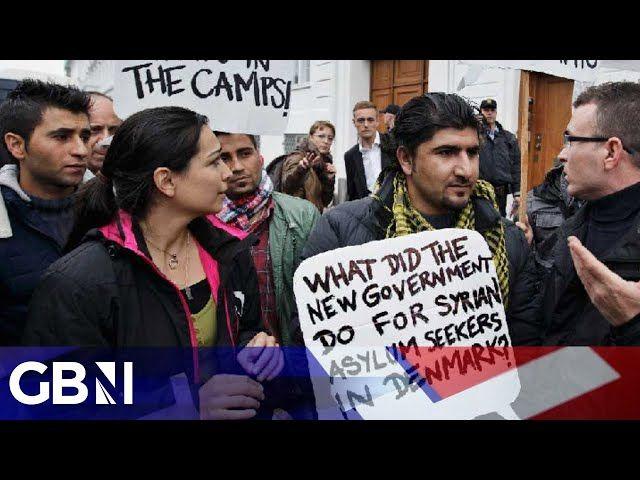 丹麦欧洲议会议员彼得·科福德讨论了 1992 年丹麦接收的 321 名巴勒斯坦难