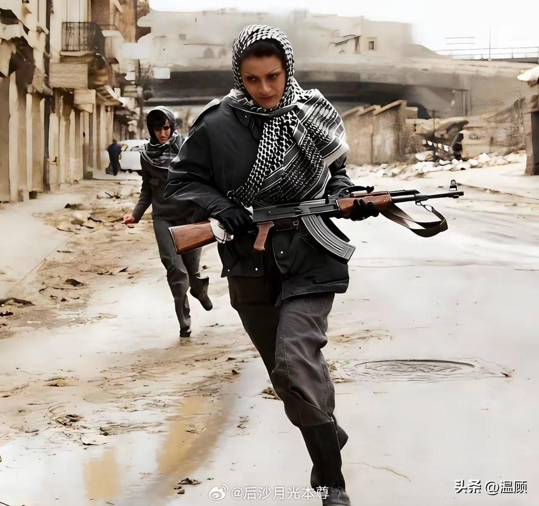 1978年，法国摄影师弗朗索瓦·德穆拉的镜头里，两名巴勒斯坦女战士在贝鲁特的断壁