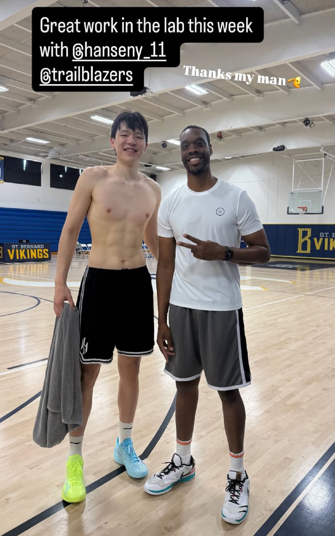 NBA#杨瀚森训练照八块腹肌# 顶啊！晒出特训照片，八块腹肌清晰可见！ 【看NB