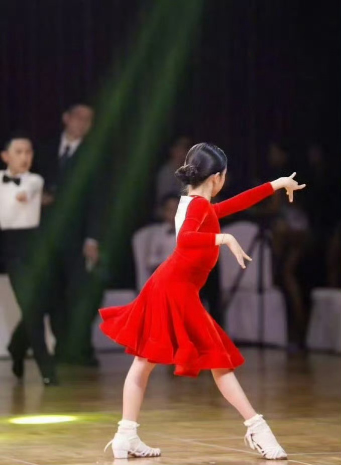11岁的小花 恭喜11岁的小花拉丁舞夺冠啦[送花花]孙俪陪伴女儿参加比赛，一直在