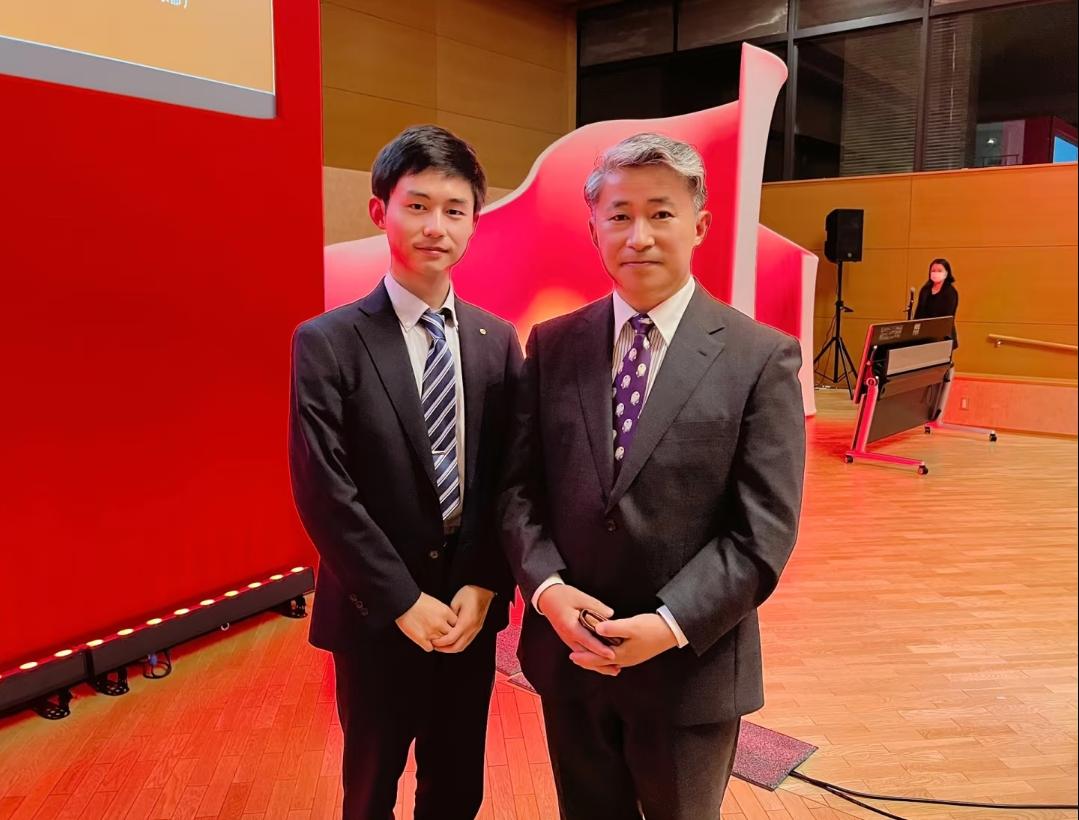 我的天！
刚刷到这新闻直接惊掉下巴，
咱们驻大阪总领事薛剑也太刚了吧！
 
日本