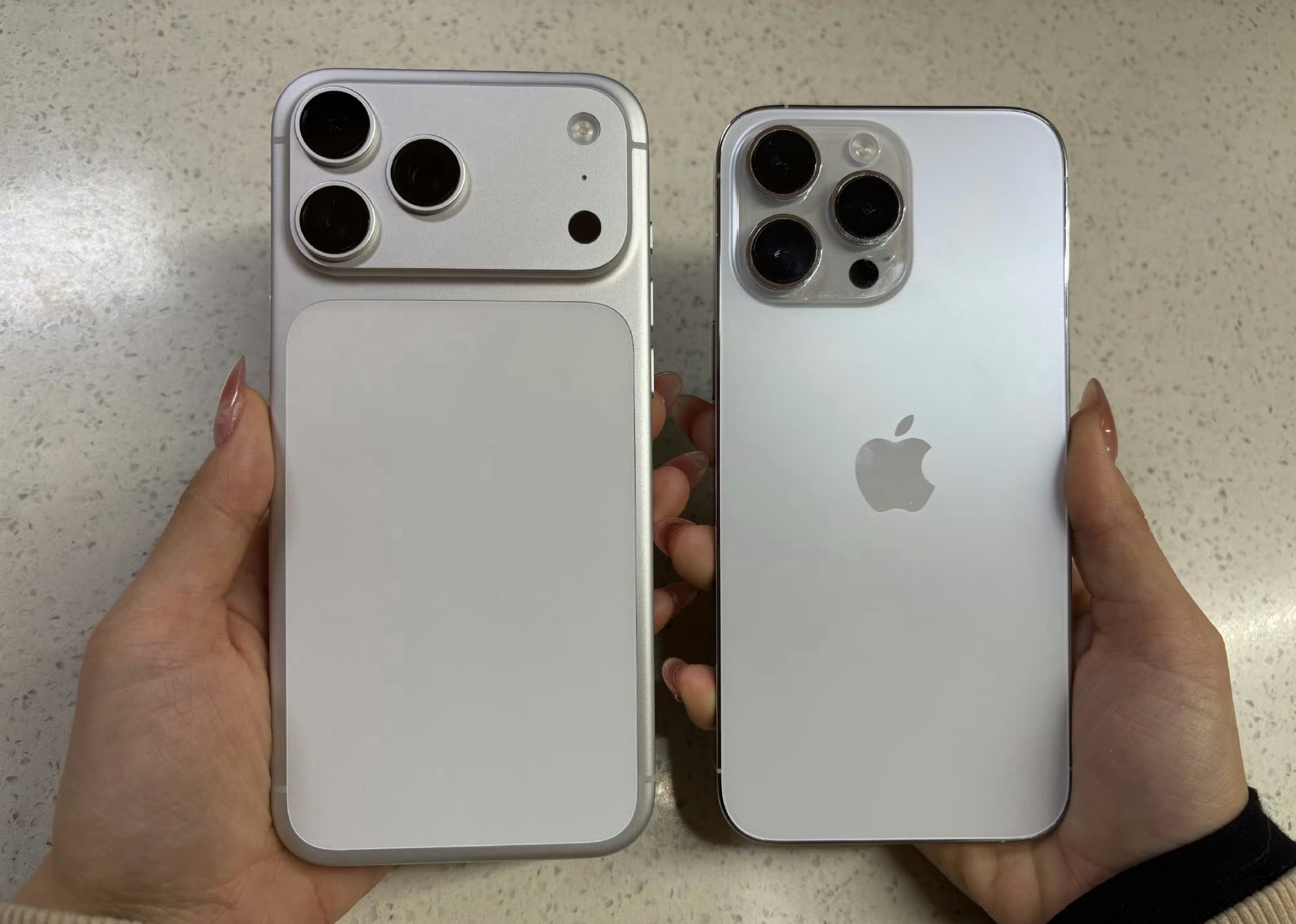 白色的iPhone14 Pro Max和iPhone17 Pro Max，新旧对