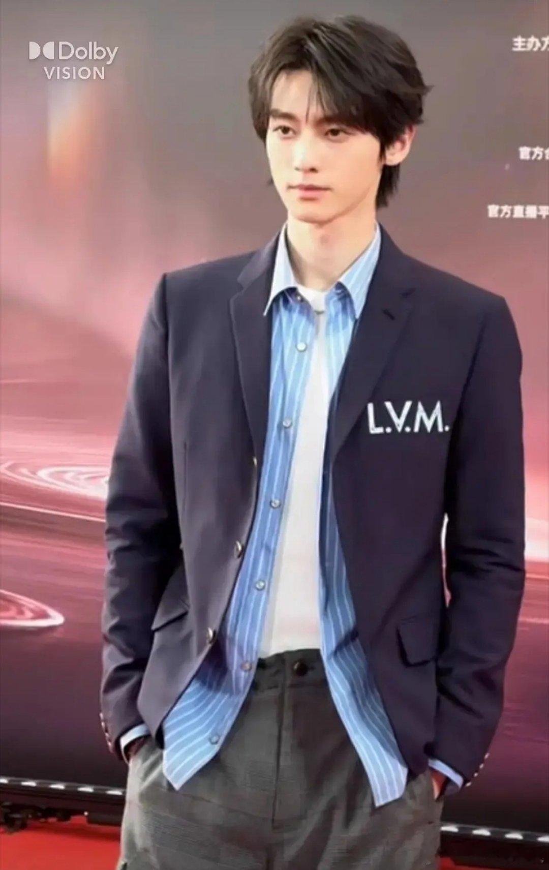 维明太标准的下镜脸，昨天活动看着还行骄阳里各种崎岖 