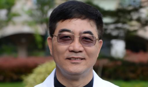 2016年，他被誉为“天才圣手”，在为一位19岁的少女做心脏手术时，手突然开始痉