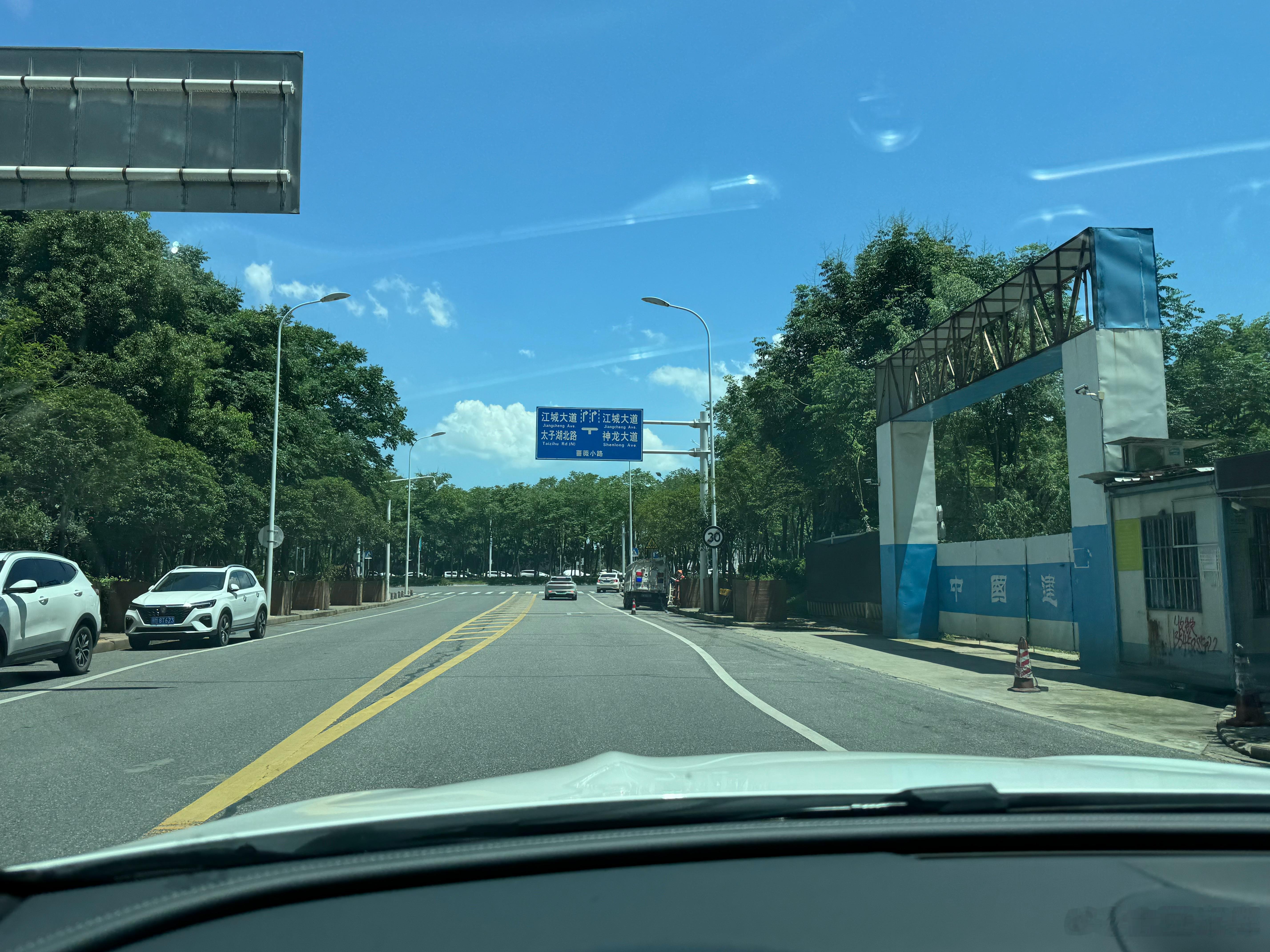 上班距离公司近真舒服像我哥在公司附近买的房子开车就三分钟到 真太爽了！！他以前在