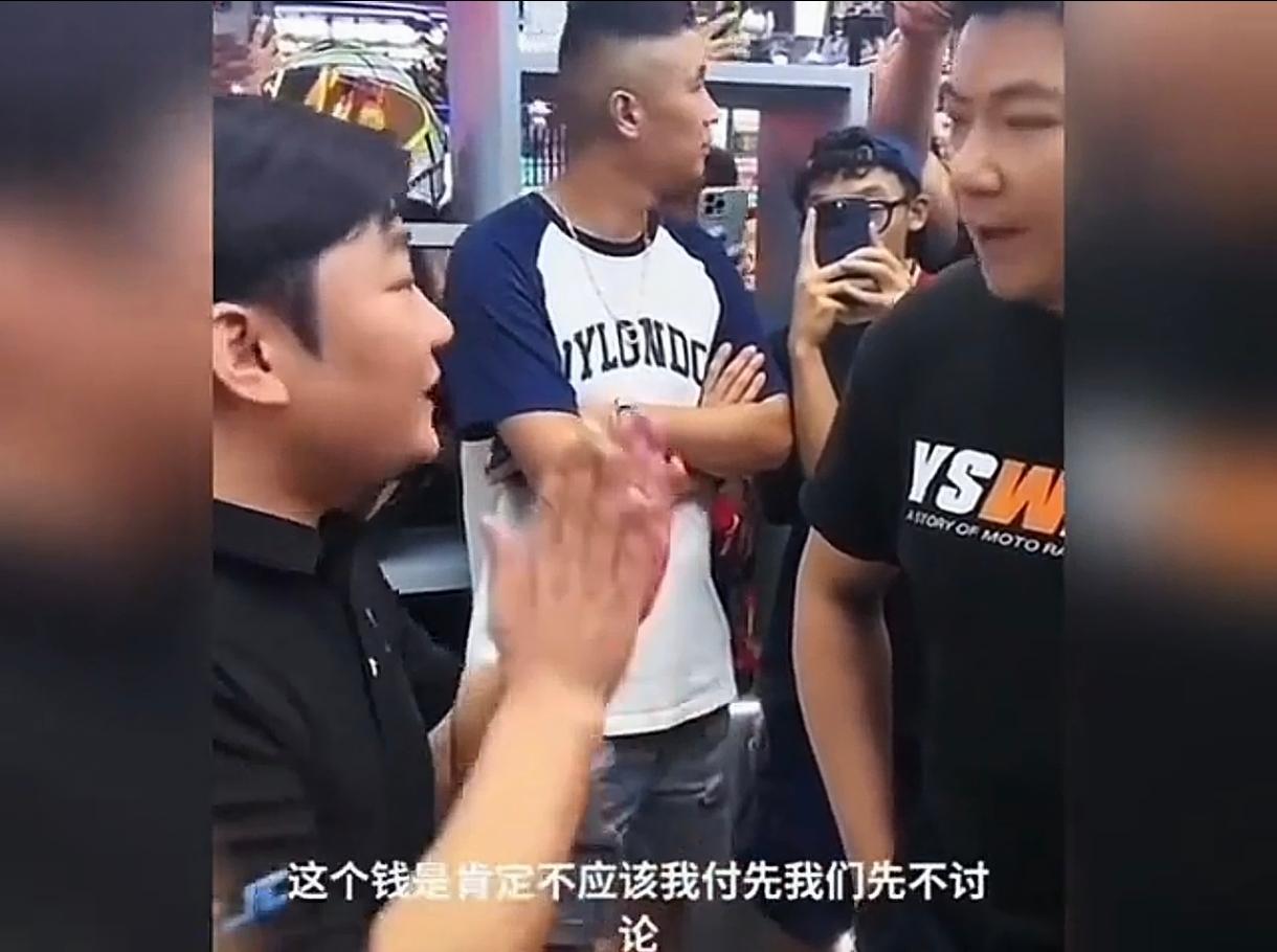 我看了张雪和王铸（机车从业者）俩人争吵的视频后发现，张雪之所以能成功其中一个原因