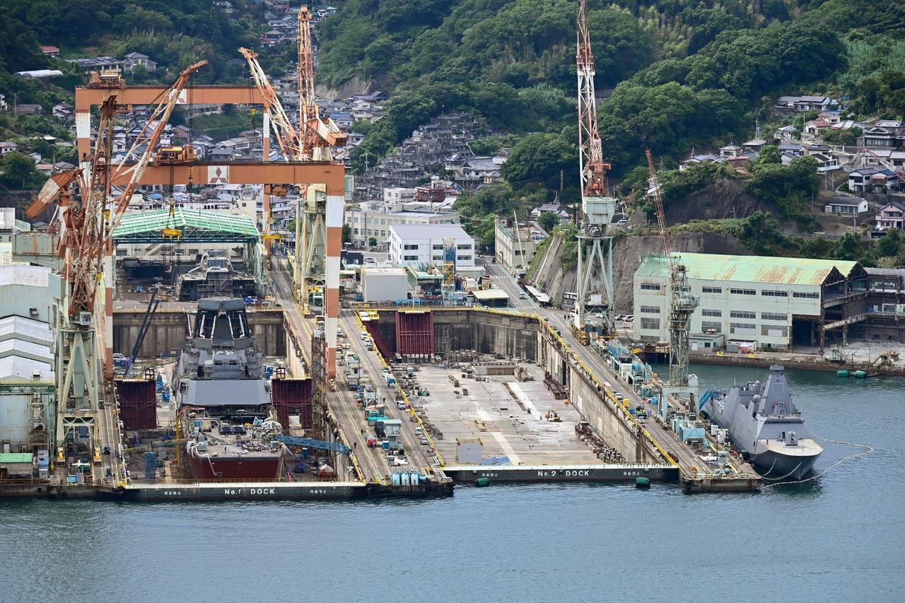 日本建造中的新型宙斯盾系统搭载舰，满载排水量约1.6万吨，已经超过055型万吨大