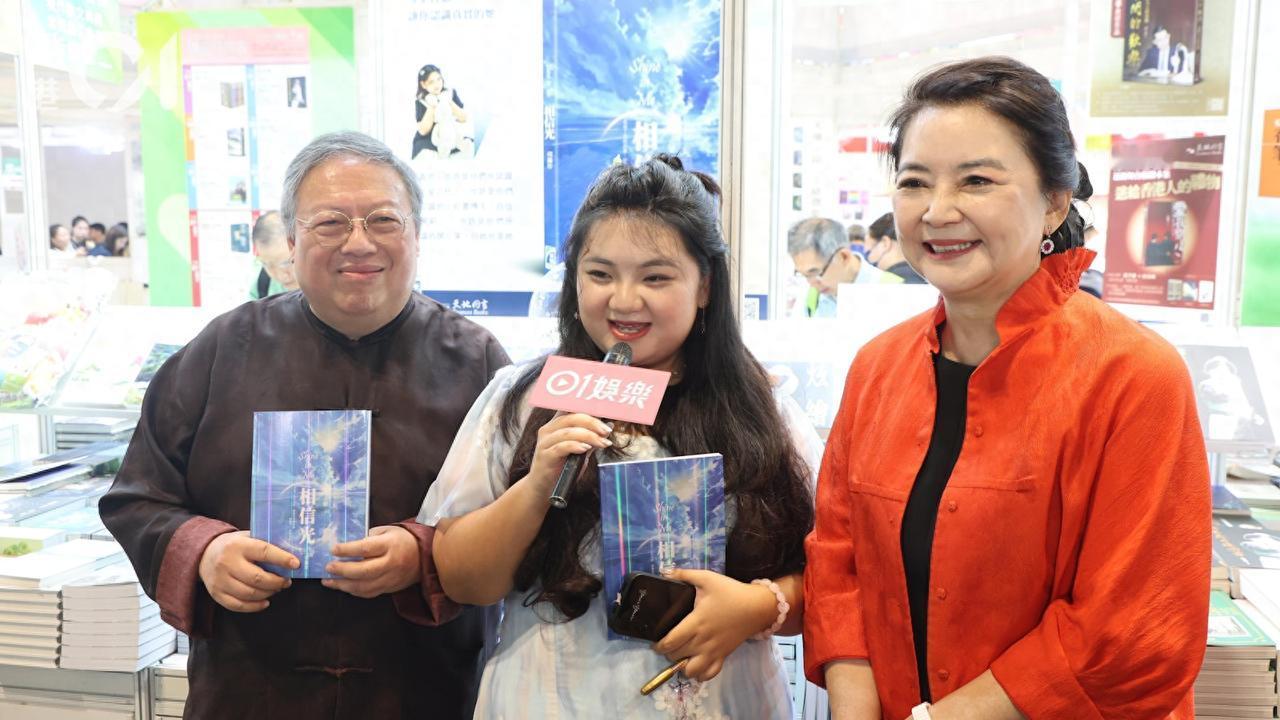天啊，太令人大跌眼镜了！香港顶级大美人胡慧中的女儿和老公竟然长这样~

近日，胡