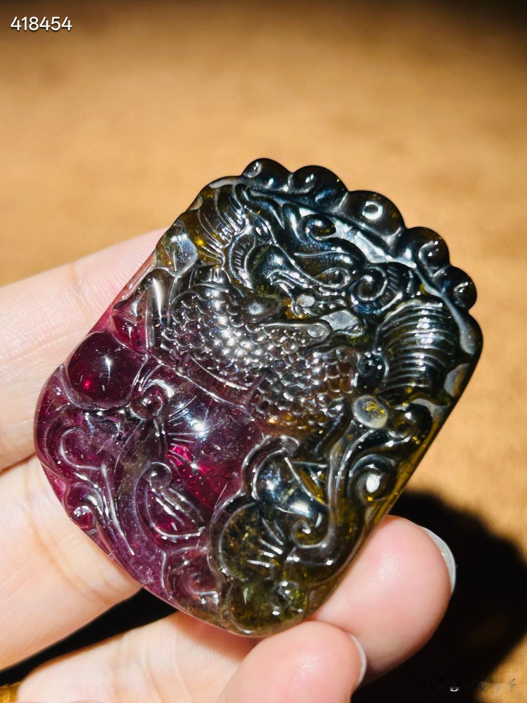双色西瓜碧玺祥瑞长寿牌
牌型古典雅致，单面满工精雕麒麟踏灵芝，麒麟寓意权贵亨通、