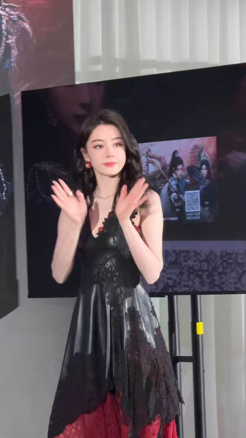 迪丽热巴唱到陈飞宇抱拳了迪丽热巴问白日提灯固屏去哪了 热巴又搞笑又负责，唱完还催