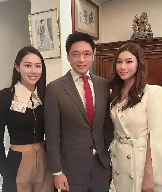 杨幂15年前在《仙剑3》片场哭到脱妆的旧照，被网友翻出来直接冲上了热搜。
团队只