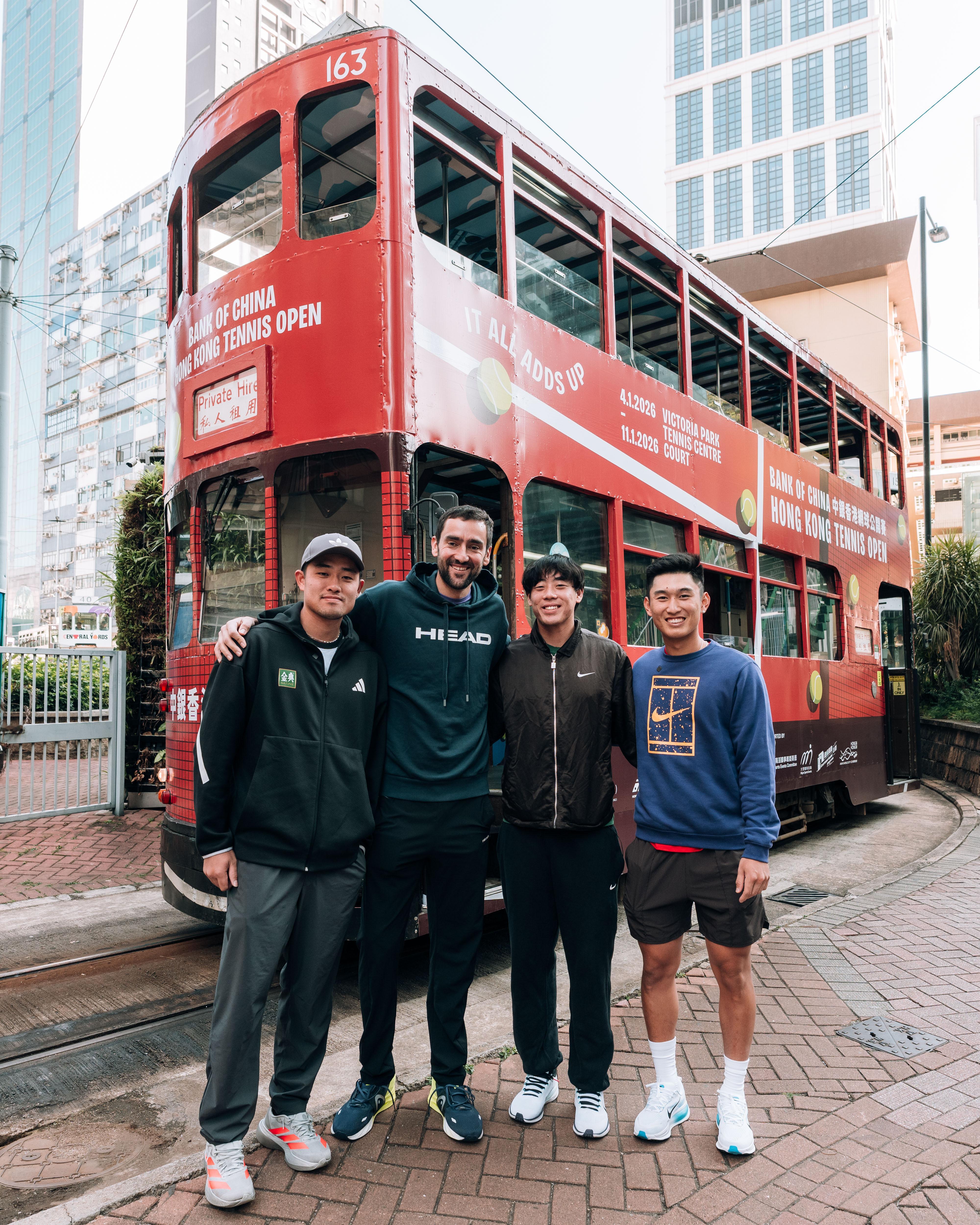 【西里奇与吴易昺、商竣程、黄泽林同坐电车游香港🇭🇰】四位即将出战中银香港网球