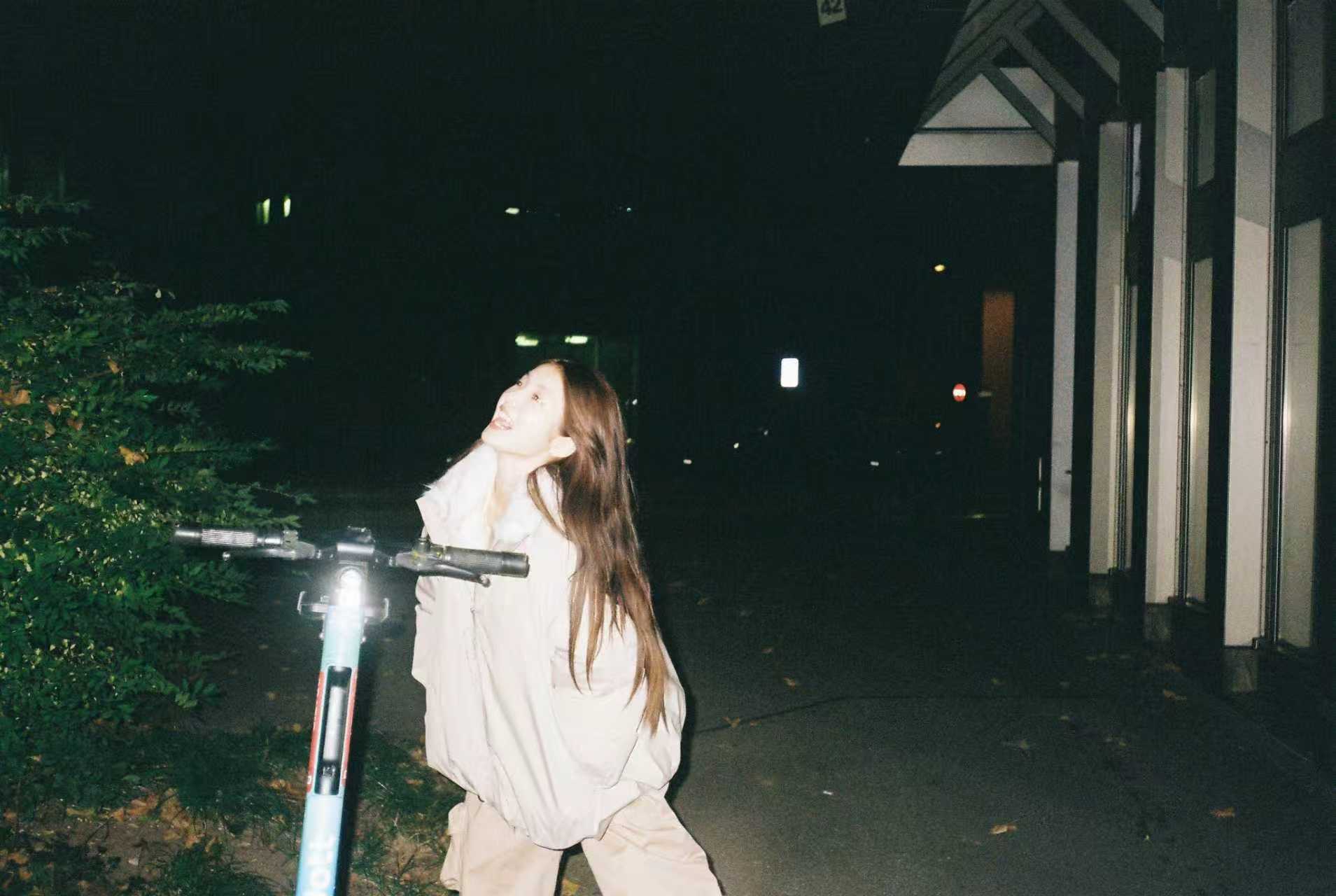 张淼怡胶片随拍来啦！好美萌的一张脸， 玩的开心呀 