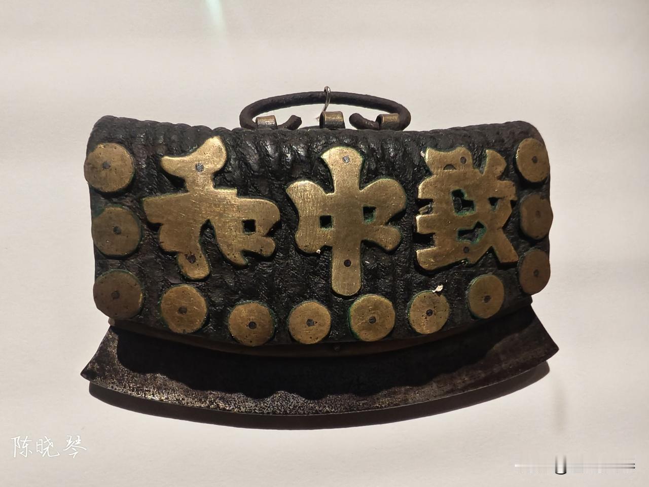 火镰这玩意儿，在汉、满、蒙、藏四个民族里还真各有特色。
汉族火镰造型相对规整，工