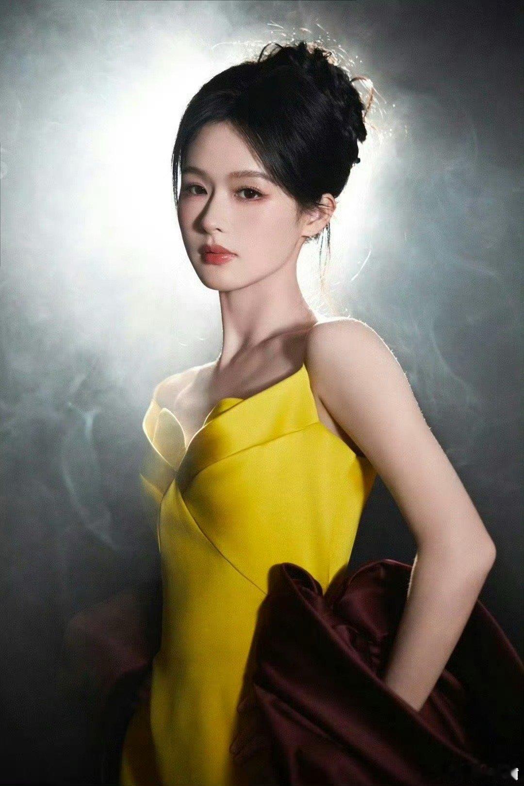 余茵厚底高跟鞋，踩上自带增高Buff，气场瞬间拉满～ 