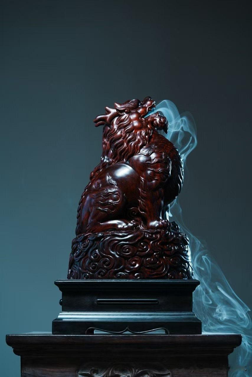 有些香炉，
还未点香，气场便已经先到了。

这尊小叶紫檀香炉，以老料整作，木色深