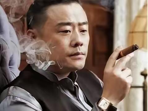 周立波在巅峰时期，年收入能高达6000万，走到哪儿都是灯光闪烁，那时的他生活奢靡