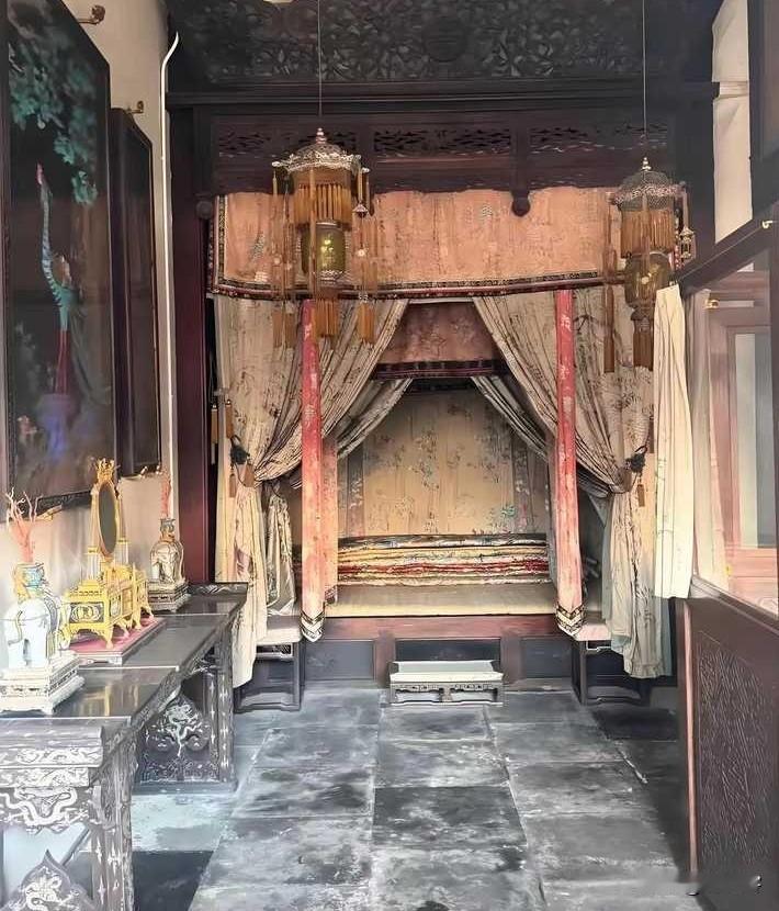 谁能想到执掌大清半个世纪的慈禧，寝宫竟如此出人意料。屋内阴沉沉的，透着压抑，全无