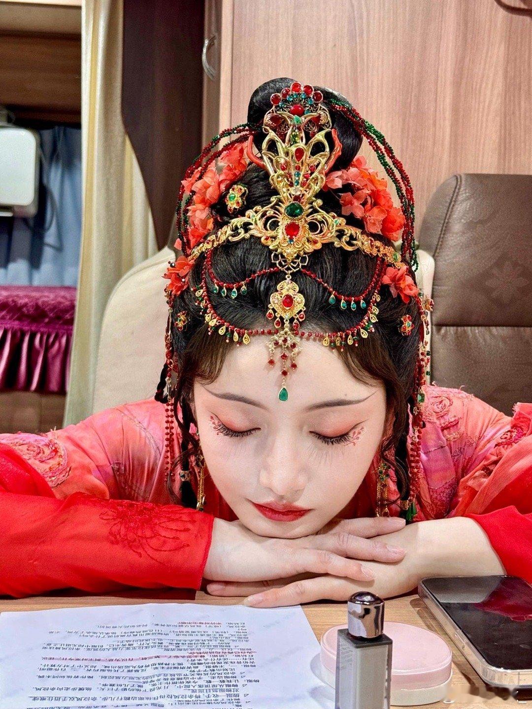 姜贞羽红姑娘单挑唐俪辞好疯 水龙吟姜贞羽的红姑娘一袭红衣出场，张扬到了极致，单挑