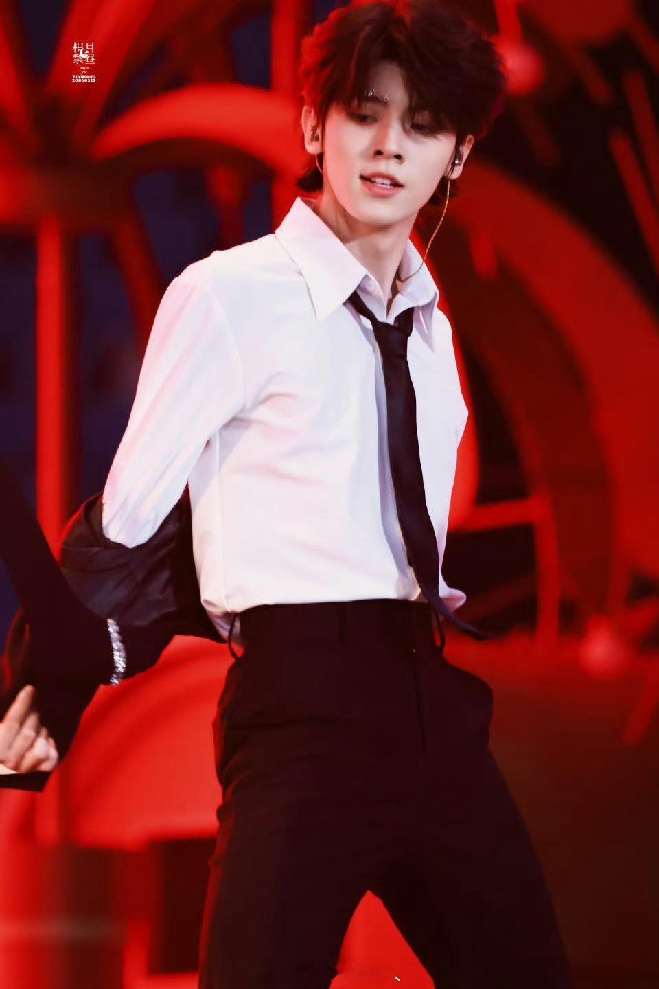 左航好帅左航新音舞台饭拍。。帅成啥了。。 