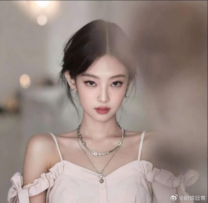 Jennie早期slay瞬间外网翻红有人拿早期和现在对比，但别忘了：22岁的锋芒