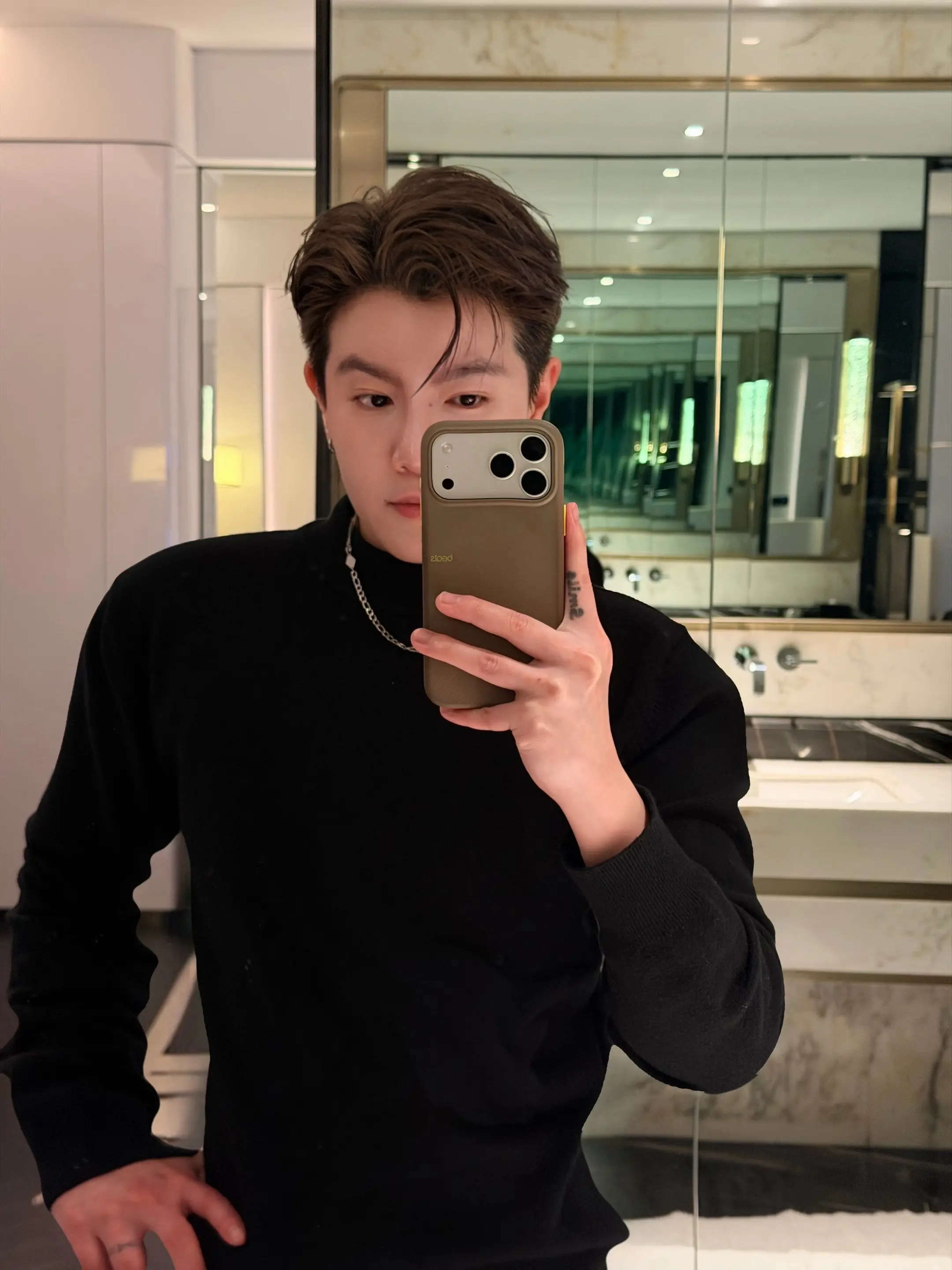 宝宝，别怕…我和他们不一样，我是女的。