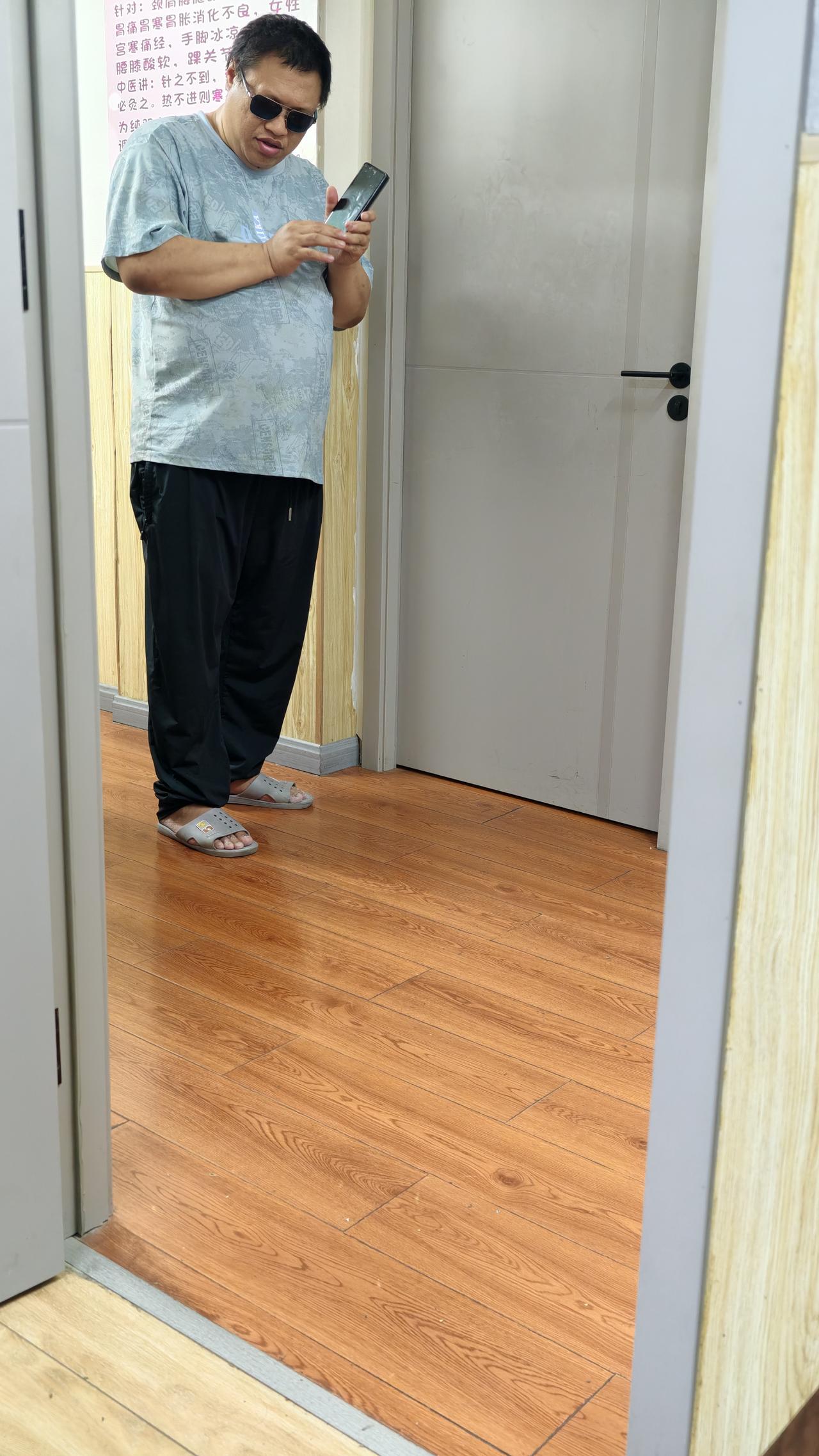 对社会上盲人和残疾人的关爱可以再多一些
现代社会对于盲人和残疾人的关爱比以前要好