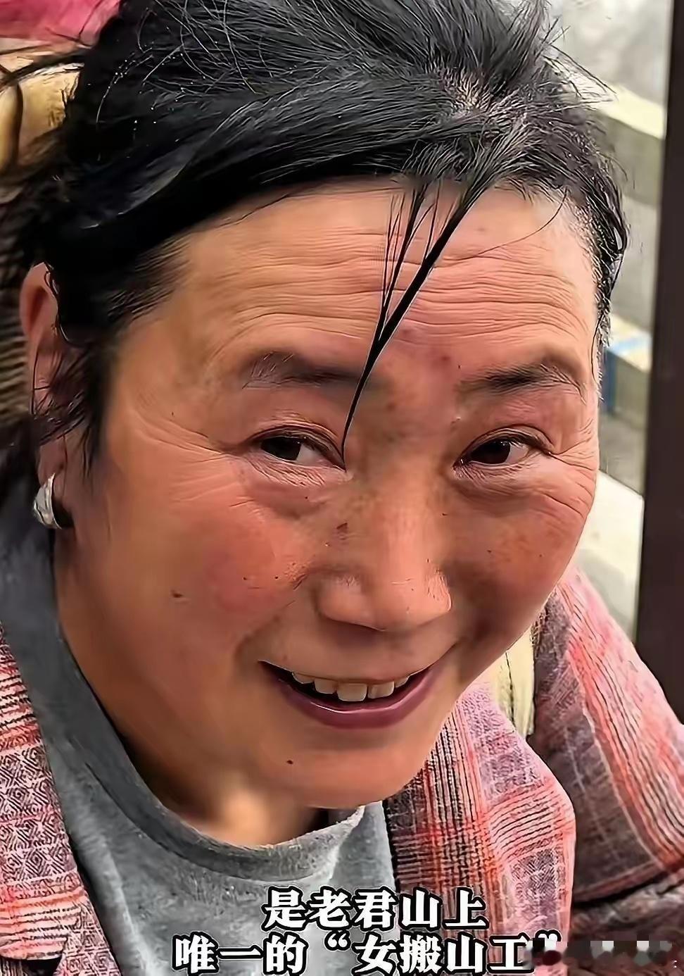 河南洛阳，女子在老君山当挑山工11年，每天背起200斤货物上山，记者问她干到什么