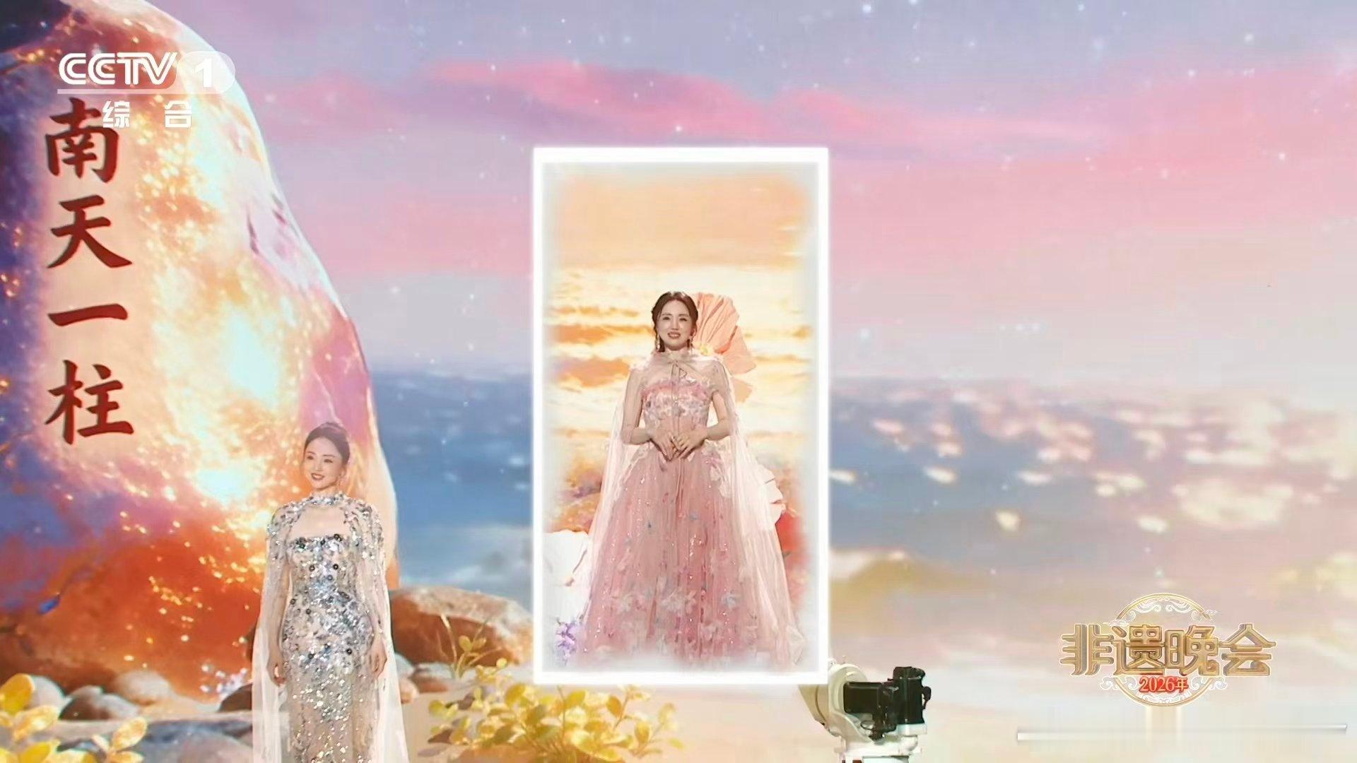 怎么会有5个董璇同时在央视唱歌 五个董 璇同框唱歌的舞台效果十分特别，黎锦服饰搭