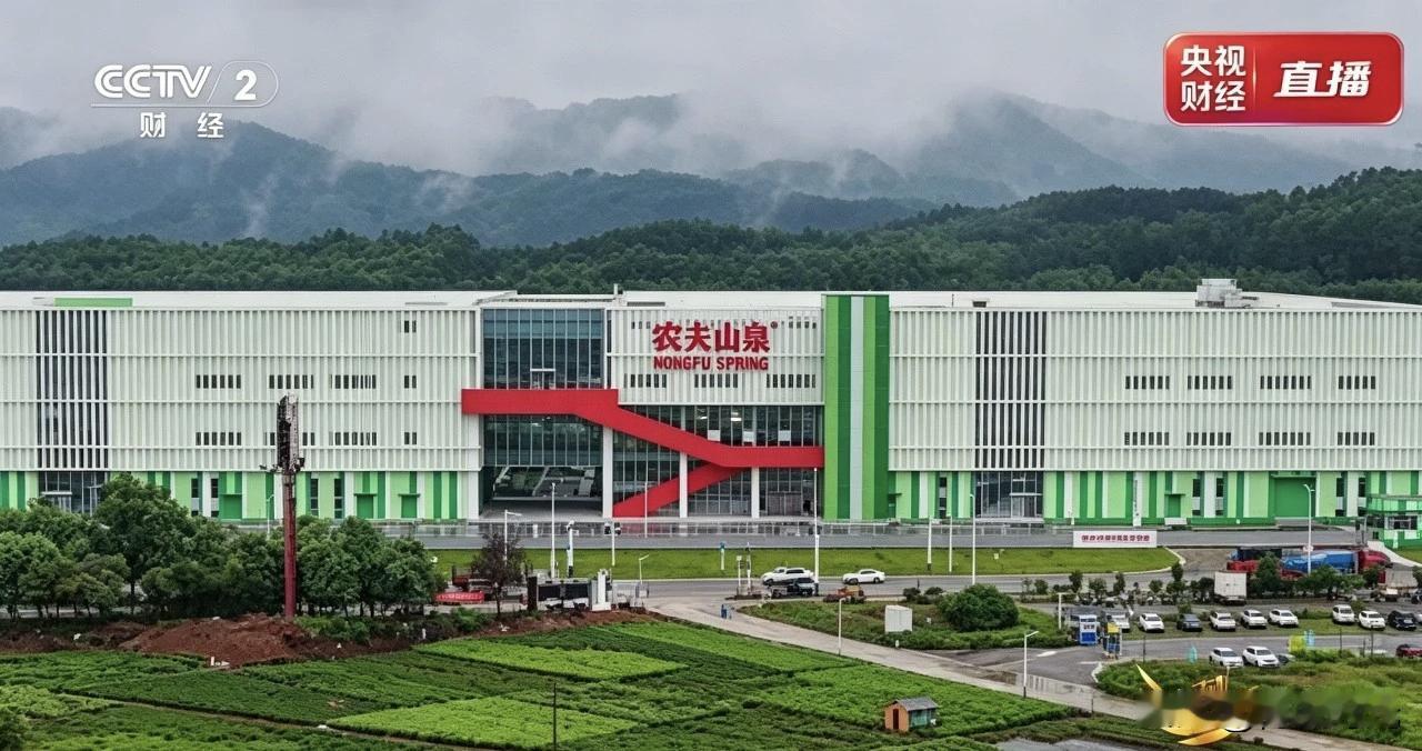 农夫山泉创始人钟睒睒又火了
8 月 8 日
他做客央视财经《对话》栏目
再次向电