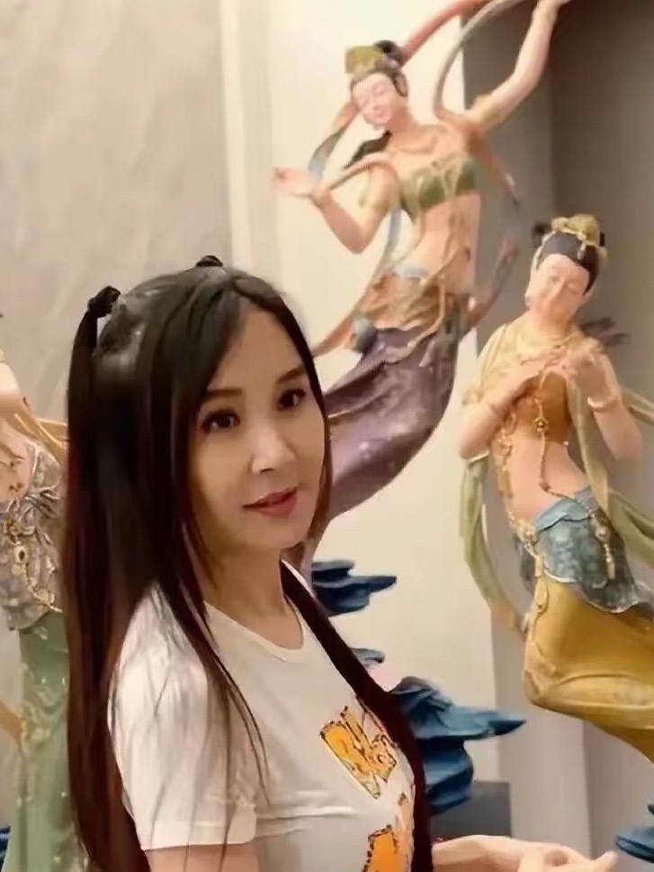 台湾第一美女萧蔷，如今已经62岁了，但是容貌跟身段依然看起来像18岁的小女孩一样