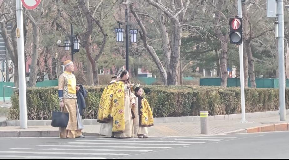 北京街头，大家觉得这么穿合适吗？[抠鼻]
.