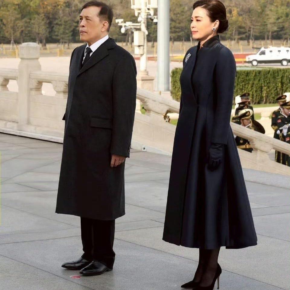 泰王首次访华，
古人说的真对，
人靠衣马靠鞍。

这王后真好看！

泰王是世界上