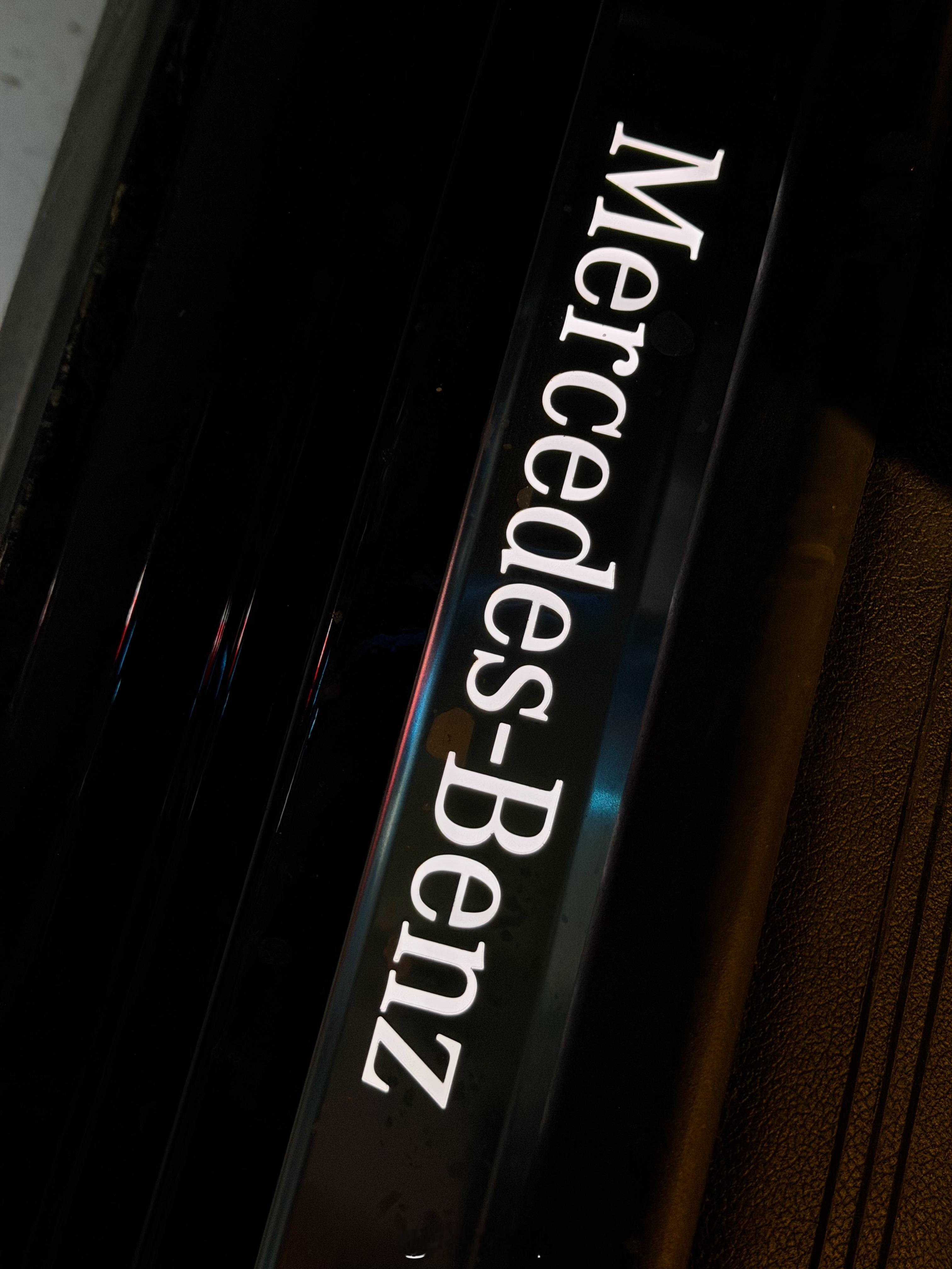 一台车是不是真正的豪华，细节很重要，例如门槛子的 LOGO 会不会发光！