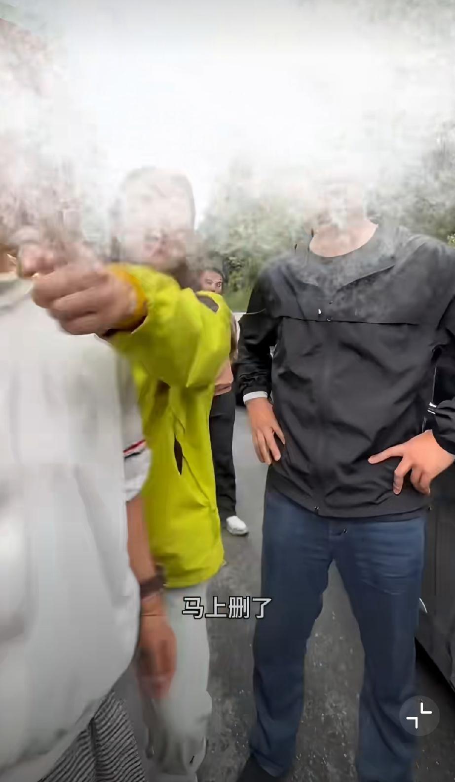 西藏林芝，318国道色季拉山，别人都在老实排队，这几人驾车逆行过来堵着，态度嚣张