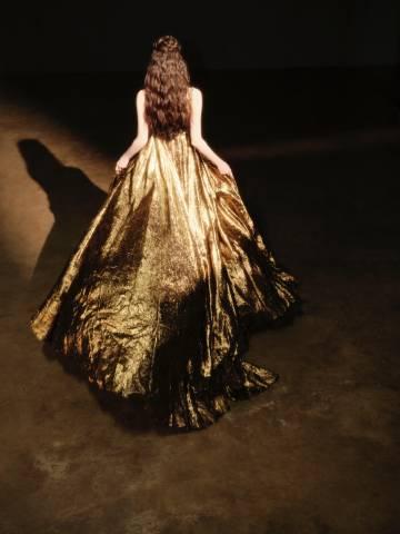 娜扎一袭鎏金高定长裙亮相，冷白肌肤衬着流光金纱，自带柔光滤镜般亮眼，每一步摇曳都