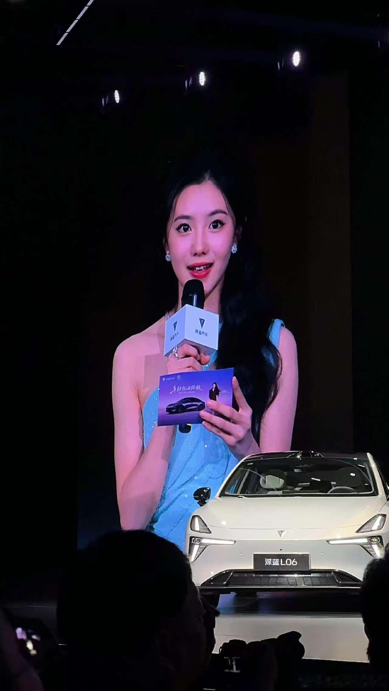 大屏上的刘浩存，好看，美得太超过了 