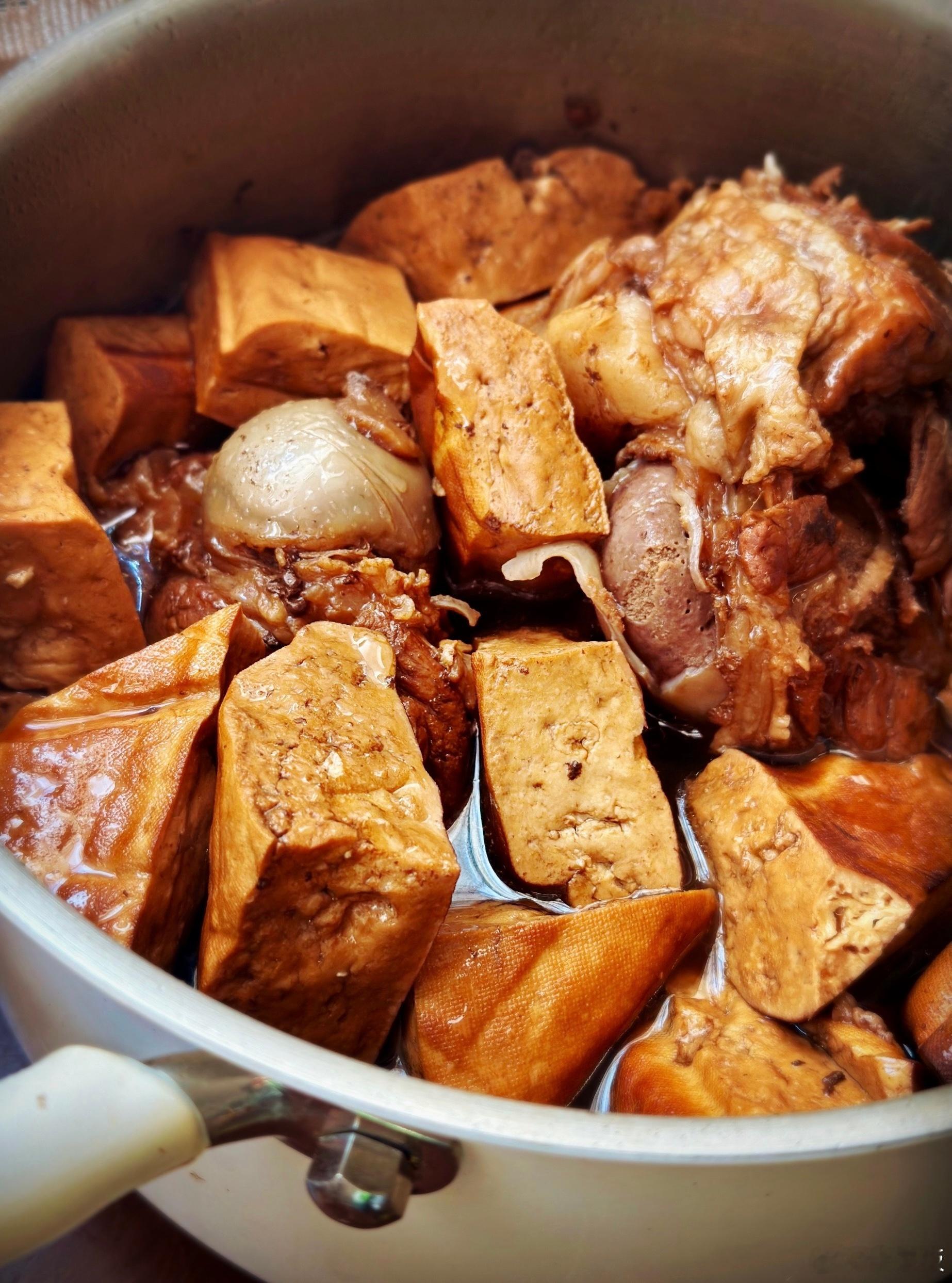 两幅猪大骨笃汤，卤台州的松针香烘豆腐干，浸透肉卤的豆腐干比肉还好吃；蒜炒紫筋刀豆