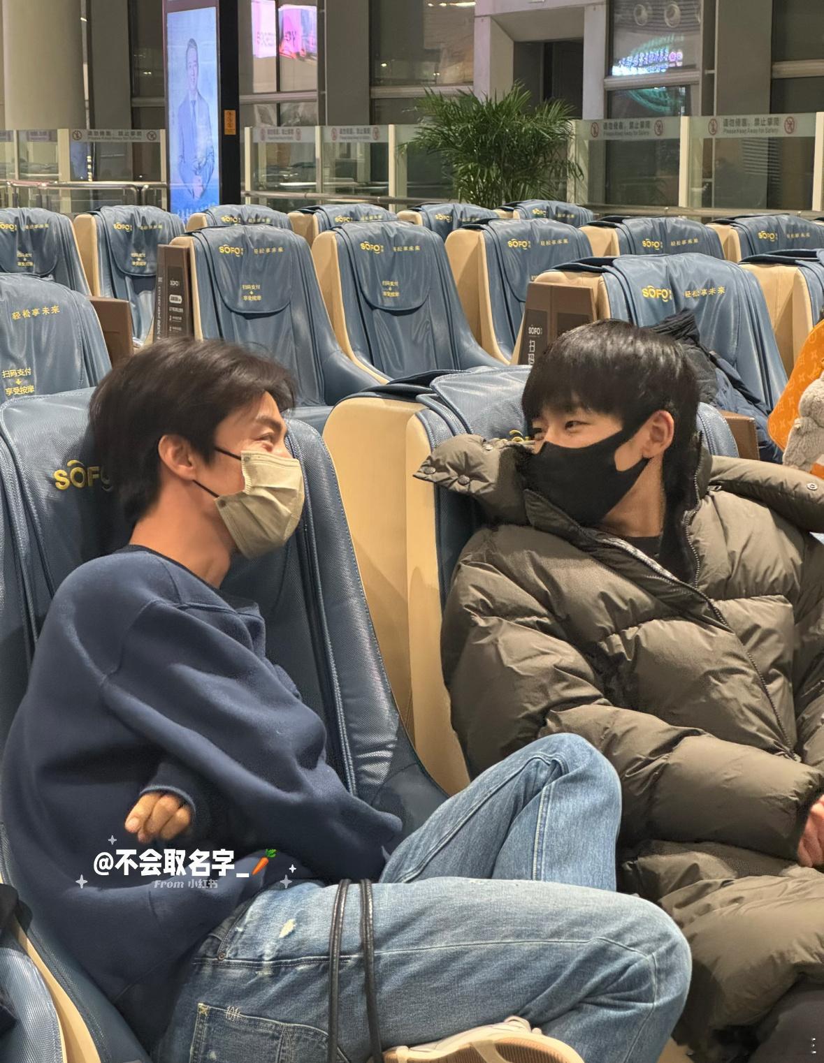   救命！两位帅哥同框就是视觉暴击，三人行的名场面我能刷一百遍！ 