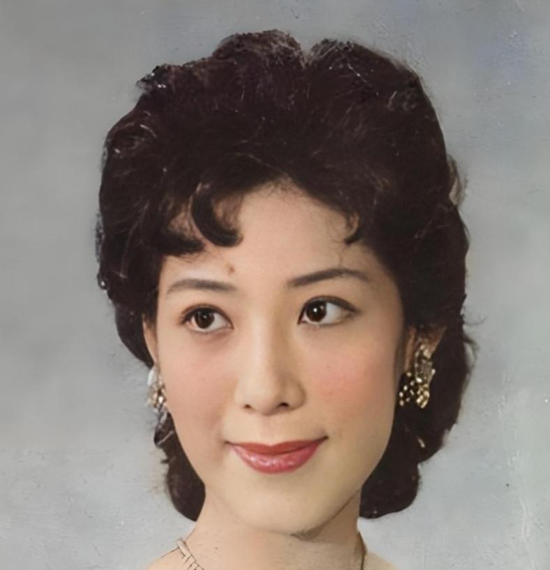 1990年的一天晚上，经历了丈夫无数次殴打后，著名歌唱家关牧村再也忍无可忍，看着