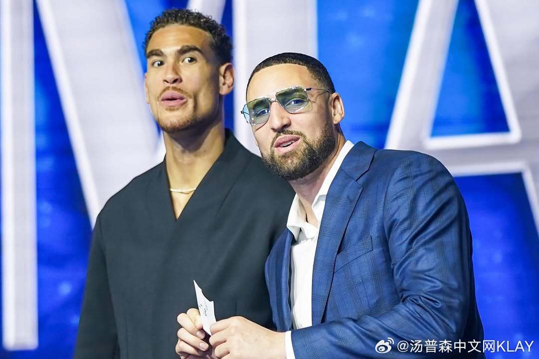 鲍鲍鲍威尔更新IG，独行侠慈善晚宴的你汤终于有一张正常坐姿的合照了达拉斯独行侠独