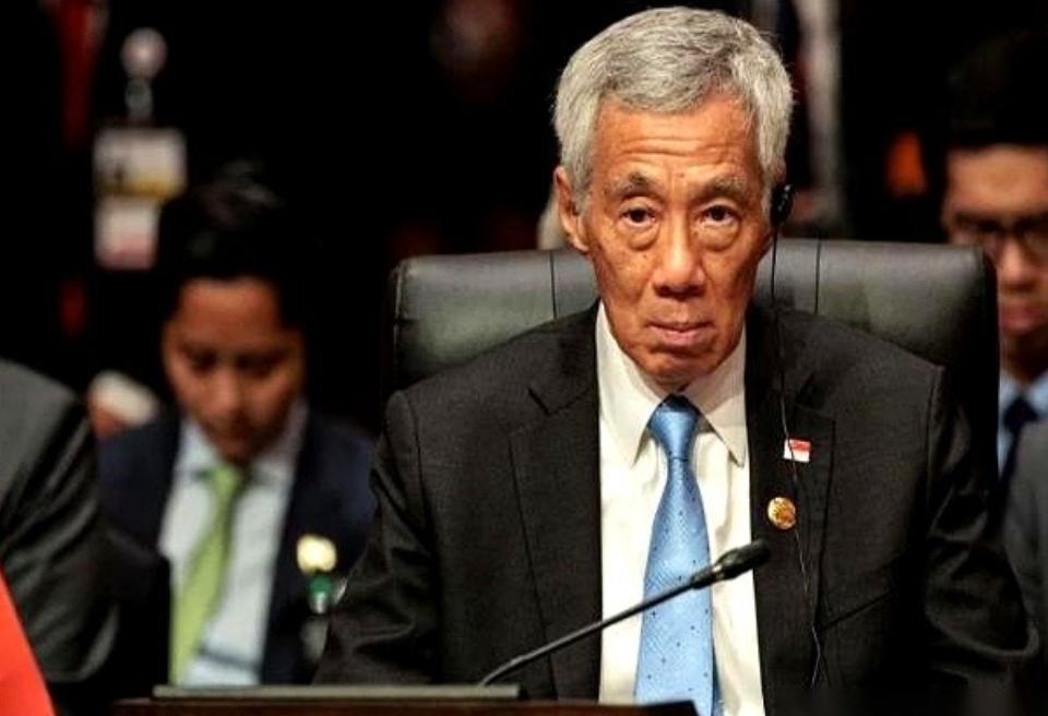 印尼的货船，以前去趟中国，得先在新加坡那儿拐个大弯，卸货、报关、再装船。新加坡啥