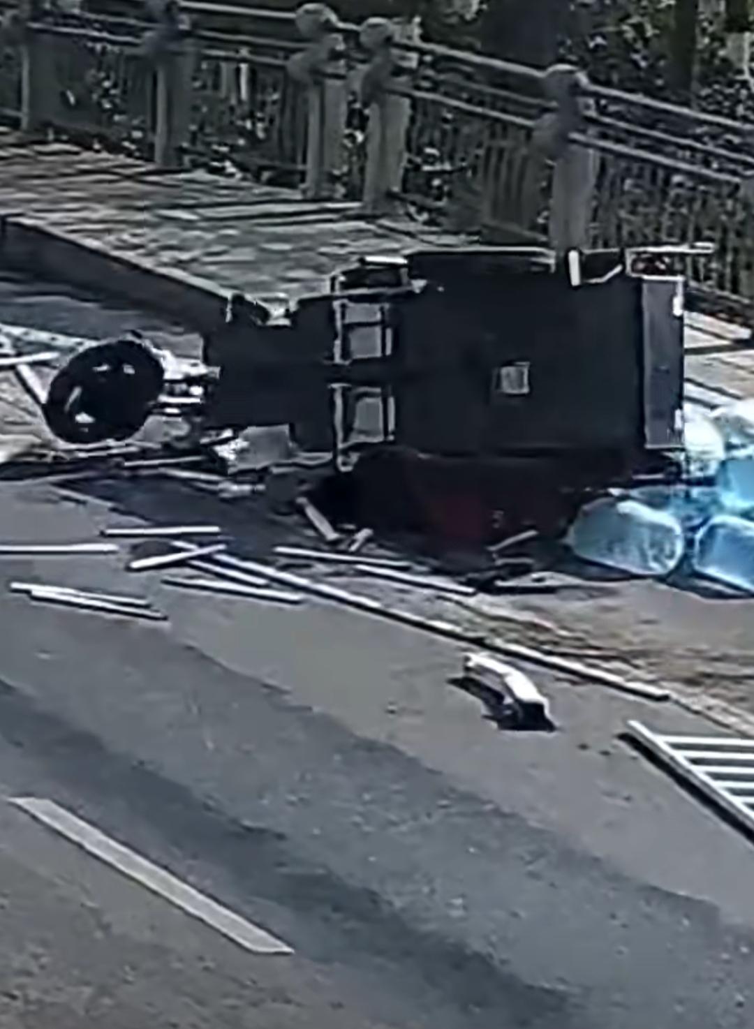 浙江平湖街头，一场惊心动魄的救援，让无数网友直呼“安全感拉满”！
 
监控画面里