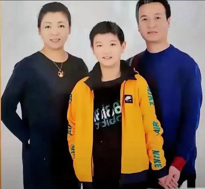 啊，考古到一张照片，是莎莎和父母的合照，莎莎大概十岁多一点，三个人都有对方的影子