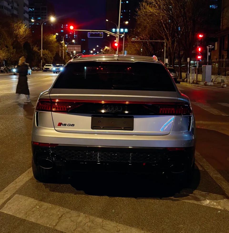 懂兰博基尼的车主最后都买了奥迪RS Q8被称为Urus的平替不是没有道理的，颜值