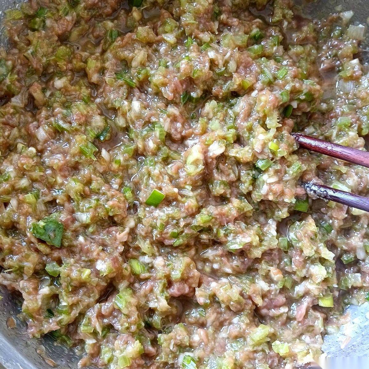 他一脚踏进厨房，眼神往料理台上一扫，脸瞬间就挂了下来。
一句话没说，他直接转头，